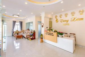eine Lobby einer Klinik mit Warteraum in der Unterkunft Ngọc Sang 3 Hotel in Da Thanh