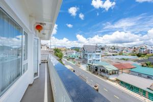 einen Balkon mit Stadtblick in der Unterkunft Ngọc Sang 3 Hotel in Da Thanh