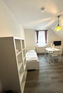 een kamer met een bed, een tafel en een bureau bij Monteur-Zimmervermietung Visselhövede in Visselhövede