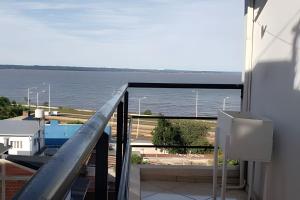 - Balcón con vistas al agua en Hermoso Departamento Con Vista al Río y Parrilla en Posadas