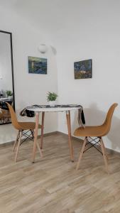 ナポリにあるCasa Stellaのテーブルと椅子2脚
