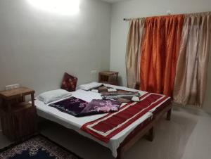 En eller flere senge i et værelse på Pratha Homestay