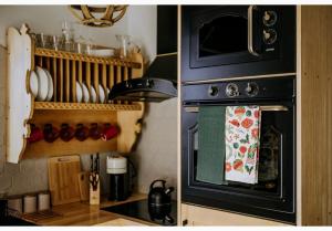 a kitchen with a stove with a towel on the oven at Cichy Brzyzek in Biały Dunajec