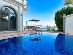 Bazén v ubytování HiGuests - Palm Beach Paradise Villa with Private Pool nebo v jeho okolí