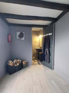 una camera con una parete blu, un letto e una porta di Maison du Grand Moulin a Saint-Aubin-en-Charollais