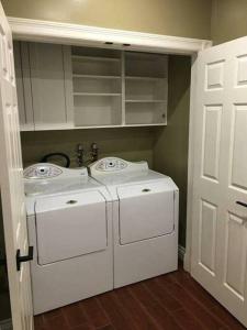 una lavanderia con due lavatrici e un lavandino di Upscale Character Home with Luxurious Amenities a Victoria