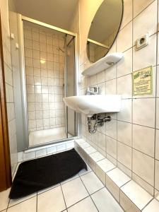 een badkamer met een wastafel en een douche bij Monteur-Zimmervermietung Visselhövede in Visselhövede