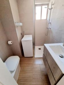 a bathroom with a toilet and a sink and a shower at Elizabeta - Playa Mil Palmeras in Campoamor