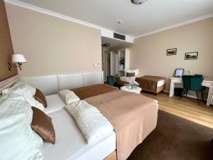 Postel nebo postele na pokoji v ubytování Wellness Hotel Pivovar Monopol