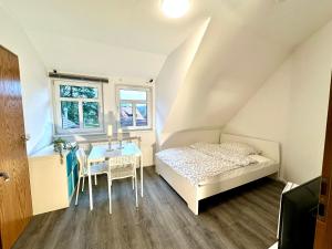 a small bedroom with a bed and a table at Monteur-Zimmervermietung Visselhövede in Visselhövede