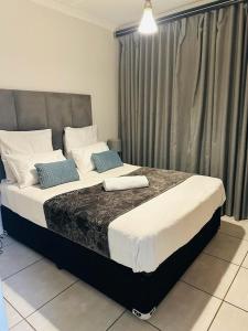 1 dormitorio con 1 cama grande en una habitación en The Blyde Crystal Lagoon, en Pretoria