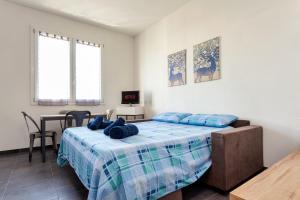 a bedroom with a bed and a table and a desk at [5 min Aeroporto-Stazione] Parma in Parma