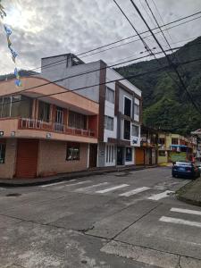 una calle vacía en un pueblo con un edificio en LA CASA DE MATHIAS 'Samcal', en Baños