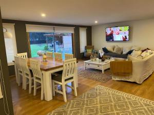 a living room with a table and a couch at Casa Costa Zapallar in Catapilco