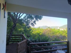 - une vue depuis la terrasse couverte d'une maison avec balcon dans l'établissement Casa Vôo do Beija Flor, à Porto Belo