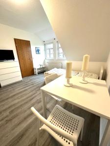 een woonkamer met een tafel en een bed bij Monteur-Zimmervermietung Visselhövede in Visselhövede