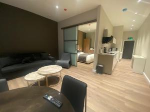 sala de estar con mesa y dormitorio en Goodwin St, en Londres