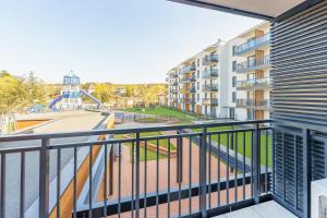 een balkon met uitzicht op een speeltuin bij Soft Summer Studio Bel Mare by Renters in Międzyzdroje