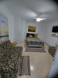 - une chambre avec 2 lits dans l'établissement Pe na areia, à Angra dos Reis