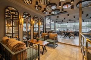 un restaurante con sofá, mesa y sillas en Cube Suites, en Estambul