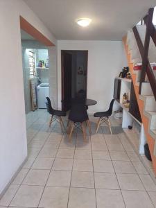 jadalnia ze stołem i krzesłami w pokoju w obiekcie Sua casa em Maceió w mieście Maceió
