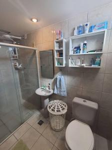 W łazience znajduje się prysznic, toaleta i umywalka. w obiekcie Sua casa em Maceió w mieście Maceió
