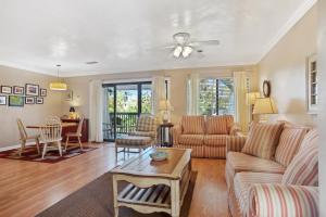 ein Wohnzimmer mit Sofa und Tisch in der Unterkunft 125 Cordillo Parkway in Hilton Head Island