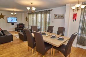 Fountainbridge Residence في إدنبرة: غرفة طعام وغرفة معيشة مع طاولة وكراسي