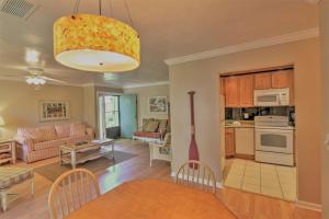 ein Wohnzimmer mit Sofa und Tisch in der Unterkunft 125 Cordillo Parkway in Hilton Head Island + 21 Fotos