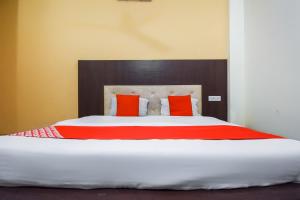 Hotel Pearl tesisinde bir odada yatak veya yataklar