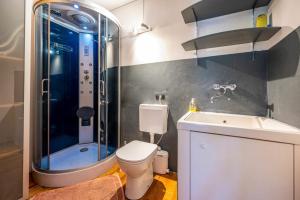 A bathroom at Villa Iris -Pet friendly stay - garden - private parking- Bike friendly holiday house