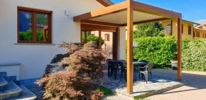 A garden outside Villa Iris -Pet friendly stay - garden - private parking- Bike friendly holiday house