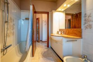 A bathroom at Villa Iris -Pet friendly stay - garden - private parking- Bike friendly holiday house