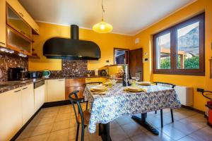 A kitchen or kitchenette at Villa Iris -Pet friendly stay - garden - private parking- Bike friendly holiday house