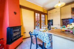 A kitchen or kitchenette at Villa Iris -Pet friendly stay - garden - private parking- Bike friendly holiday house