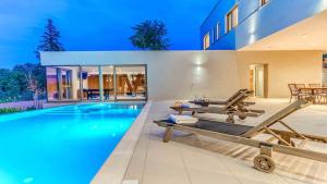 Bazén v ubytovaní Villa Fire a luxury villa in Imotski, wellness oasis alebo v jeho blízkosti