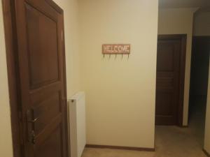 una habitación con una puerta y un cartel en la pared en BLUE ΡΙΚΕΑ en Arachova