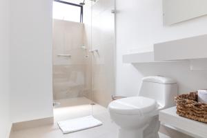 Vonios kambarys apgyvendinimo įstaigoje Origen Local Suites