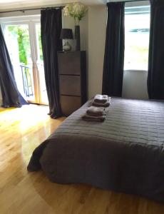 um quarto com uma cama com cobertores e uma cómoda em Still Waters em Hill Head