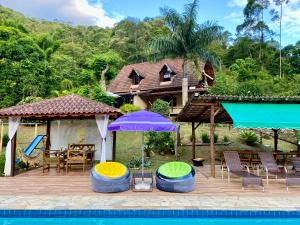 um resort com uma piscina e uma casa em Estação Serramar em Lumiar