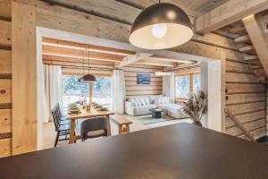 NiedzicaŁ.owca relaksu的小木屋内的用餐室和客厅