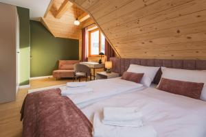 1 dormitorio con 1 cama grande y techo de madera en Ł.owca relaksu, en Niedzica