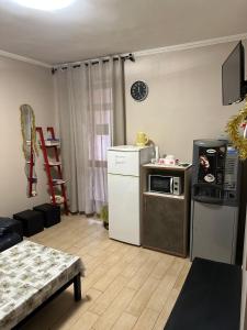 uma sala de estar com uma cozinha com um fogão e um micro-ondas em Nuova Locanda Belvedere em Marghera