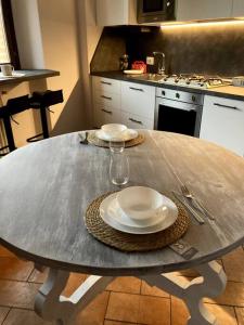 uma mesa numa cozinha com pratos e copos em Residenza Le Fornaci em Sorisole