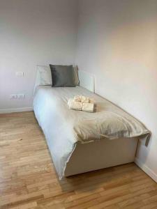 uma cama num quarto com uma parede branca em Residenza Le Fornaci em Sorisole