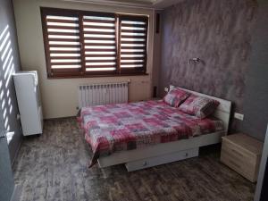 מיטה או מיטות בחדר ב-Heart of Pernik apartment