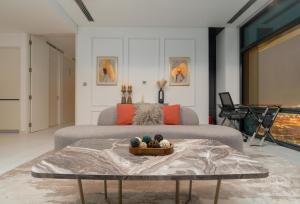 ein Wohnzimmer mit einem Bett und einem Tisch in der Unterkunft Skyline Burj Facing Suite in Dubai