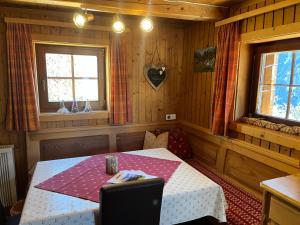 ein Schlafzimmer mit einem Bett und einem Tisch in einem Zimmer in der Unterkunft Mühle in Görtschach in Sankt Veit in Defereggen