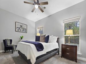 um quarto com uma cama e uma ventoinha de tecto em La Petite Maison of Woodlawn em Memphis