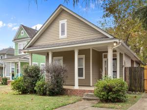 uma casa com uma casa verde em La Petite Maison of Woodlawn em Memphis